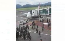 Massa Bawa Parang Cari Fahri Hamzah Hingga ke Parkiran Pesawat