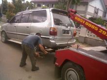 Polantas Derek Mobil Parkir Sembarangan di Jalan Engku Putri Kantor Wali Kota Batam