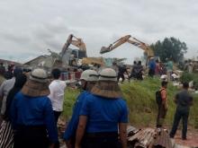 Seorang Wanita Adang Alat Berat di Lokasi Penggusuran