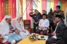 Pasangan Ini Grogi, Menteri dan Walikota Jadi Saksi Pernikahan Mereka