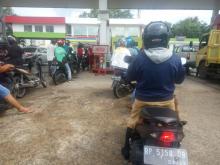 Pengendara Rela Basah-basahan Antre Premium di SPBU