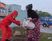 Unik, Pemuda Batam Ini Bagi Sembako dengan Kostum Penjahat di Film