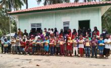 Camat dan Ketua PKK Singkep Barat di Lingga Bagikan Buku Tulis ke Anak-anak KAT