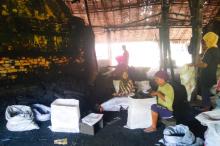 Sulitnya Lapangan Kerja, Sejumlah Warga Lingga Gantungkan Hidup di Dapur Arang