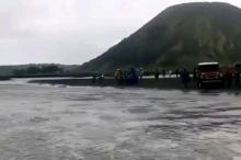 Lautan Pasir Gunung Bromo Mendadak Jadi Sungai