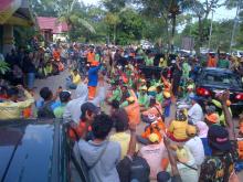 Petugas Kebersihan Kecewa Dipotong Jutaan Rupiah