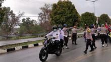 Pasangan ARAH Berkendara di Tengah Guyuran Hujan ke KPU Karimun