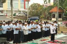Foto-foto Prosesi Salat Minta Hujan di Depan Kantor PT ATB Batam