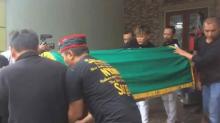 Sule Menahan Tangis saat Usung Keranda Jenazah Mantan Istrinya