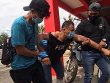 Penjambret Berbadan Tambun Ini Tertatih Digelandang Polisi