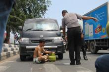 Stres Gerobak Digusur Satpol PP, Pedagang Ini Nekat Hendak Bunuh Diri
