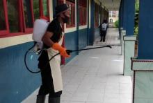 Korwil Pendidikan Lingga-Lingga Timur Semprotkan Disinfektan ke Sekolah