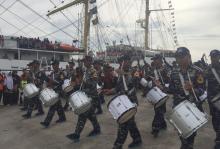 Pengunjung KRI Bima Suci Dihebohkan dengan Aksi Drumband