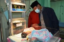 Cagub Isdianto Tanggung Biaya Pengobatan Bayi Penderita Kelenjar Asal Lingga