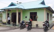 Kantor KUA Meral Dilempar Batu, Kaca Jendela Pecah