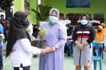 Bagikan 250 Bibit Tanaman, Marlin Ingin Tumbuhkan Sikap Positif Hadapi Covid-19