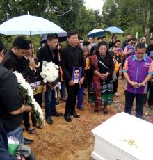Air Mata Pelayat Pecah, Saat Jenazah Angki Piter Diturunkan ke Liang Lahat