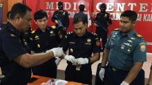 Penyelundup Narkoba Sembunyikan Sabu dan Ekstasi di Lipatan Baju