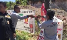 Bawaslu Batam Bongkar Spanduk Kampanye Bandel di Depan Perumahan