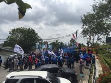 Buruh di Batam Gelar Unjuk Rasa di Depan Kantor Disnaker