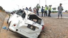 Masuk Parit Dangkal, Mobil Avanza Rusak Parah