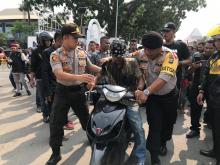 Massa AMMDI Pukuli Pengendara yang Terobos Kerumunan Unjuk Rasa