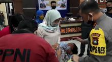 Ketika Para Bocah Dibujuk Kapolres dalam Sunatan Massal di Karimun