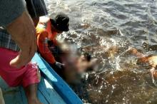 Foto-foto Dramatis Penyelamat Temukan Jasad Dua Pelajar Tenggelam di Natuna