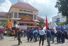 FSPMI Menggelar Aksi Demo di Depan Kantor Walikota Batam