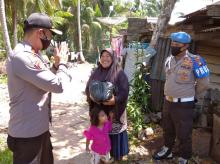Warga Curhat saat Dibagi Sembako oleh Polres Natuna