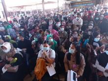 Waduh, Prokes Terabaikan saat Ribuan Guru di Batam Antre Vaksinasi Covid