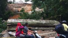 Hati-hati, Tebing Setinggi 80 Meter di Teuku Umar Longsor