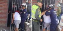 Kepo dengan Urusan Orang, Kepala Wanita Ini Terjepit Pintu Saat Nguping