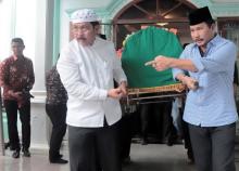 Ratusan Jemaah Salatkan Mertua Wali Kota Batam