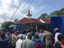 Massa Sempat Cekcok di Depan Gereja Santo Joseph Karimun