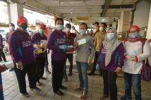 Edukasi Warga, Plt Gubernur Isdianto Langsung Hampiri Beri Masker