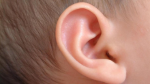4 Cara Redakan Nyeri Infeksi Telinga Pada Anak