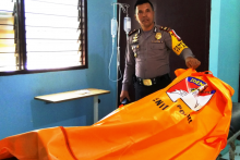 Atong Tewas Terseret Ombak, Jasadnya Ditemukan di Bawah Pelantar