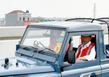 Begini Gaya Jokowi Jajal Tol Becakayu yang Baru Diresmikan