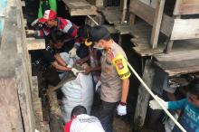 Kapolres Lingga Masuk Kolong Rumah Warga Bersihkan Sampah di Jagoh