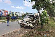 Mobil Dibawa Ibu-ibu Hantam Lori Sedang Parkir