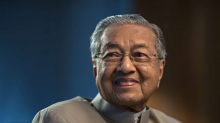 Warga Malaysia Ramai-ramai Bantu Mahathir Bayar Utang Negara