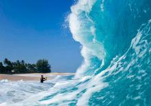 Ombak di Pantai Trikora Capai 3 Meter, Pengunjung Dilarang Berenang