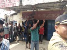 Seorang Warga Korban Penggusuran Acungkan Golok ke Tim Terpadu