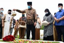 Isdianto Ziarah ke Makam Ibunda, HM Sani dan Syahrul