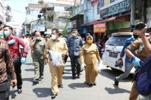 Pjs Gubernur Kepri Bahtiar Tegur Warga Tak Pakai Masker di Pasar