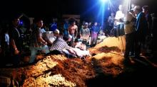 4 Korban Pompong Tenggelam Dimakamkan, Begini Suasananya