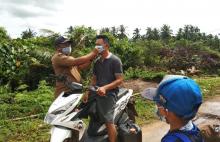 Camat Singkep Selatan Bagikan 1.000 Masker Wujudkan Pilkada Sehat