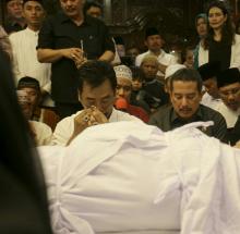 Foto-foto Ketegaran Soerya Respationo di Depan Jasad Almarhumah Rekaveny