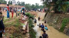 Keramba Jebol, Ratusan Warga Tiban Panen Ribuan Ikan Lele